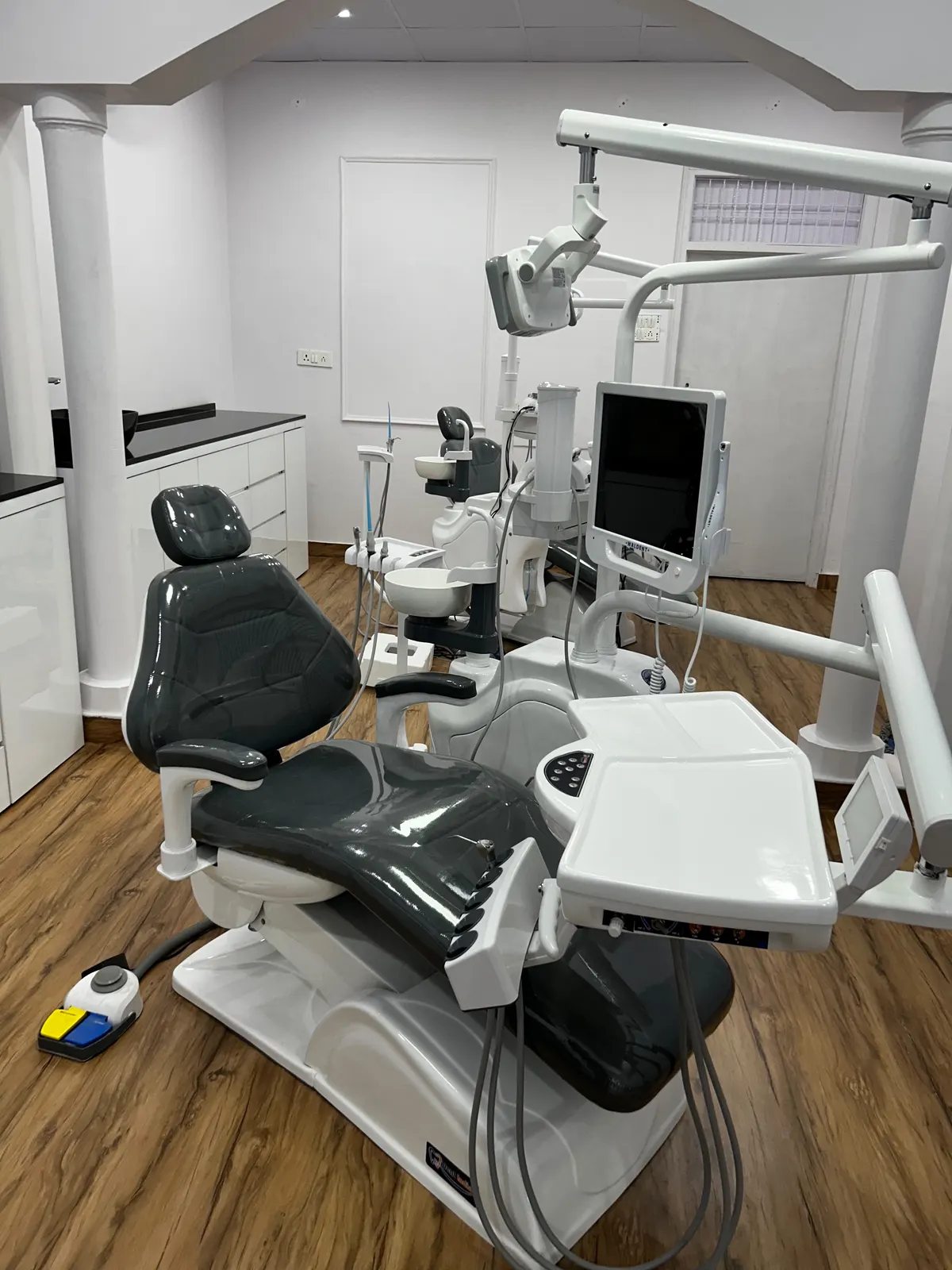 Second operatory fitted with an intraoral camera display and a wall-mounted dental X-ray arm